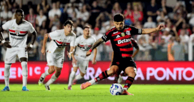 Arrascaeta cobra pênalti durante partida contra o São Paulo, enquanto atletas tricolores observam e se preparam para o rebote.
