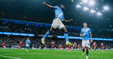 Jogador do Manchester City comemora com salto no ar após marcar gol contra o Liverpool no Etihad Stadium, em partida válida pela Premier League.