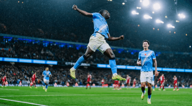 Jogador do Manchester City comemora com salto no ar após marcar gol contra o Liverpool no Etihad Stadium, em partida válida pela Premier League.