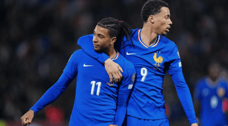 Dois jogadores da seleção francesa, vestindo uniformes azuis, celebram lado a lado em campo. O atleta à esquerda usa a camisa 11 e recebe um abraço pelo ombro do companheiro de camisa 9, que olha para fora do enquadramento.