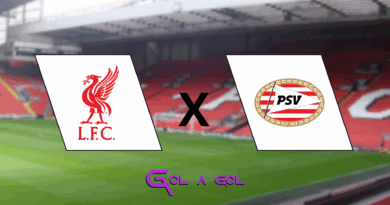 Arte de pré-jogo com os escudos de Liverpool e PSV lado a lado, separados por um ‘X’, sobre o fundo desfocado de Anfield. Na parte inferior, o logo do Gol a Gol aparece em roxo.