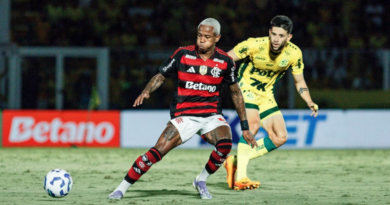 Michael, atacante do Flamengo, conduz a bola durante partida contra o Mirassol; um defensor da equipe paulista o persegue de perto no gramado do Estádio Maião.